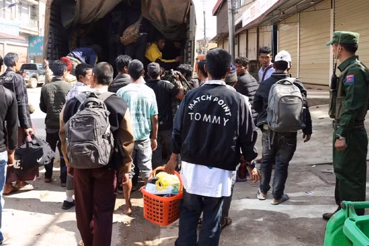 Các quan chức Ấn Độ cho biết, gần đây có 359 binh sĩ Myanmar đã được hồi hương từ Ấn Độ. Ngay từ tháng 11/2023, 104 quân nhân Myanmar đã được vận chuyển từ nhiều địa điểm đến thị trấn biên giới Moreh của Ấn Độ bằng trực thăng của Không quân Ấn Độ và sau đó đã được hồi hương. 