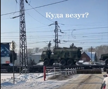 Trên đoạn video, người xem có thể thấy quá trình vận chuyển hệ thống tên lửa tác chiến - chiến thuật Iskander trên các toa tàu. Ngoài các bệ phóng di động được phủ bằng bạt, còn có các xe điều khiển chiến đấu 9S522 và xe hỗ trợ 9T248.