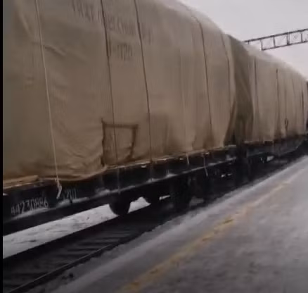 Gần đây, cư dân mạng Nga cũng đã đăng tải đoạn video cho thấy, một đoàn tàu dài vận chuyển các hệ thống tên lửa đạn đạo chiến thuật Iskander, được cho là hướng tới biên giới Ukraine.