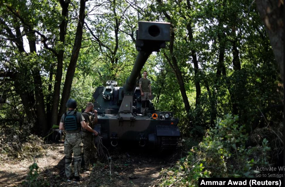 Pháo tự hành 155 mm AHS Krab của Ba Lan bắn đạn nổ phân mảnh ở khoảng cách 30 km và với đạn tăng tầm sử dụng động cơ tên lửa lên tới 40 km. Pháo tự hành 155 mm PzH 2000 của Đức có tầm bắn lên tới 50 km với đạn nổ phân mảnh và lên tới 67 km với đạn tăng tầm.