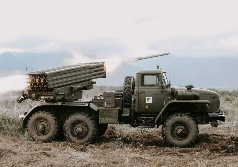 Không giống như MLRS Grad, Tornado-G được trang bị hệ thống định vị vệ tinh, máy tính Baguette-41 và thiết bị truyền dữ liệu trên xe, cũng như khả năng lập trình từng loại đạn trước khi khai hỏa. Kíp chiến đấu của Tornado-G còn 2 người, thời gian triển khai ở trận địa không chuẩn bị trước là 6 phút, ở trận địa đã chuẩn bị là 1 phút.