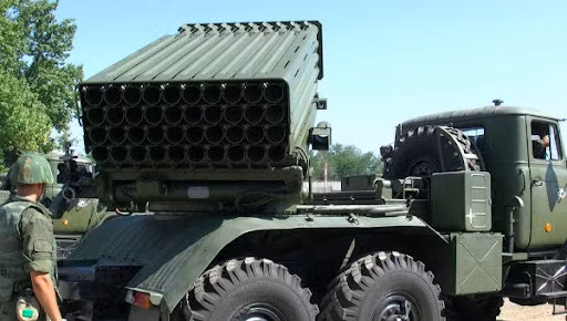 Thứ nhất là chuyển các ống phóng từ MLRS Tornado-G sang một khung gầm nhẹ hơn, chẳng hạn như xe bọc thép Tiger, để có được một xe chiến đấu “Tornado mini”; đáp ứng yêu cầu chiến thuật, nhanh chóng chế áp các trận địa pháo của quân Ukraine được xác định từ UAV, với mức tiêu thụ đạn tối thiểu.