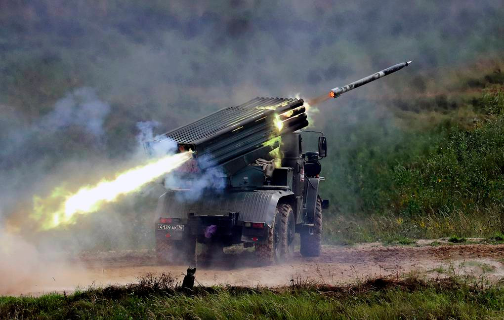 Nghĩa là, về mặt tính năng kỹ chiến thuật, Tornado-G giống như hệ thống pháo phản lực cơ động cao HIMARS của Mỹ, cho phép Quân đội Nga giải quyết một loạt các nhiệm vụ chiến thuật. Đồng thời, ít nhất có hai cách để tăng hiệu quả của Tornado-G đang được xem xét. 