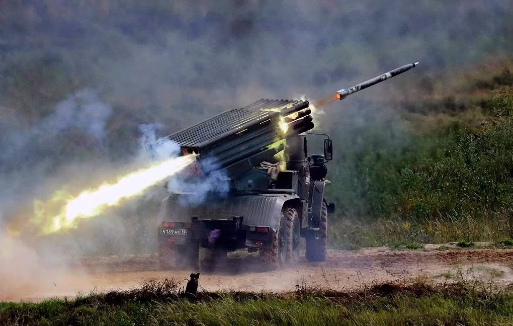 Nghĩa là, về mặt tính năng kỹ chiến thuật, Tornado-G giống như hệ thống pháo phản lực cơ động cao HIMARS của Mỹ, cho phép Quân đội Nga giải quyết một loạt các nhiệm vụ chiến thuật. Đồng thời, ít nhất có hai cách để tăng hiệu quả của Tornado-G đang được xem xét. 