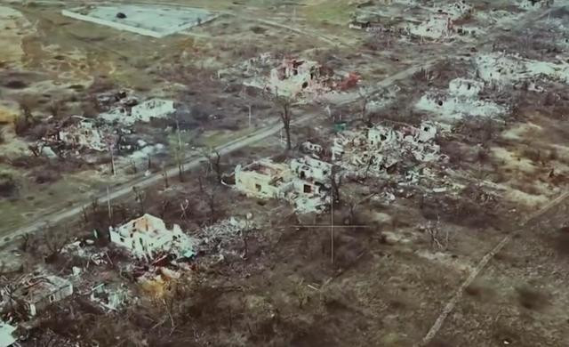 Dân số trước chiến tranh của làng Netailove là hơn 1.100 người. Quy mô ngôi làng tương đương với một nửa làng Pervomais'ke. Xét về quy mô, ngôi làng này không hề nhỏ trong số các ngôi làng ở phía tây thành phố Donetsk và do nằm gần khu vực chiến tuyến, nên đều được củng cố với công sự vững chắc.