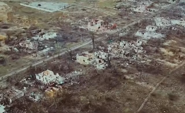 Dân số trước chiến tranh của làng Netailove là hơn 1.100 người. Quy mô ngôi làng tương đương với một nửa làng Pervomais'ke. Xét về quy mô, ngôi làng này không hề nhỏ trong số các ngôi làng ở phía tây thành phố Donetsk và do nằm gần khu vực chiến tuyến, nên đều được củng cố với công sự vững chắc.