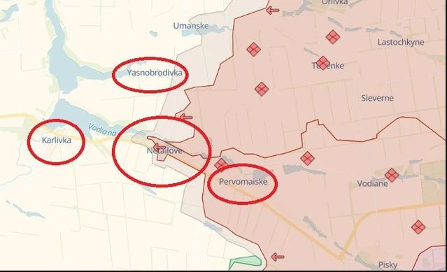 Lữ đoàn BBCG số 9 của Quân đoàn Donetsk đảm nhiệm tiến công vào làng Pervomais'ke. Ngôi làng này trước chiến tranh có dân số hơn 2.000 người, phân bố thành một dải hẹp dọc theo quốc lộ M04 (E50) và các hồ, chiều dài của làng 7 km từ đông nam sang tây bắc.