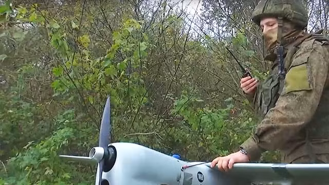 Không chỉ loại UAV tự sát Geran-2 mới là nỗi kinh hoàng cho Quân đội Ukraine, mà ngay loại UAV trinh sát Orlan-10 của Nga cũng đóng vai trò tương tự, nó có thể được sử dụng trong một nhiệm vụ tiêu hao kho tên lửa phòng không của Ukraine. 