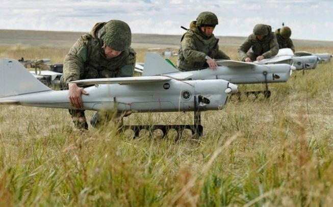 UAV tự sát có giá rẻ đã chứng minh là một vũ khí sát thương lớn, có thể tiêu diệt trực tiếp ngay cả những hệ thống phòng không tiên tiến nhất. Nhưng việc dựa vào tên lửa phòng không rất tốn kém, thậm chí là không hiệu quả khi đối phó với các loại UAV giá rẻ như Geran-2 hoặc Orlan-10. 
