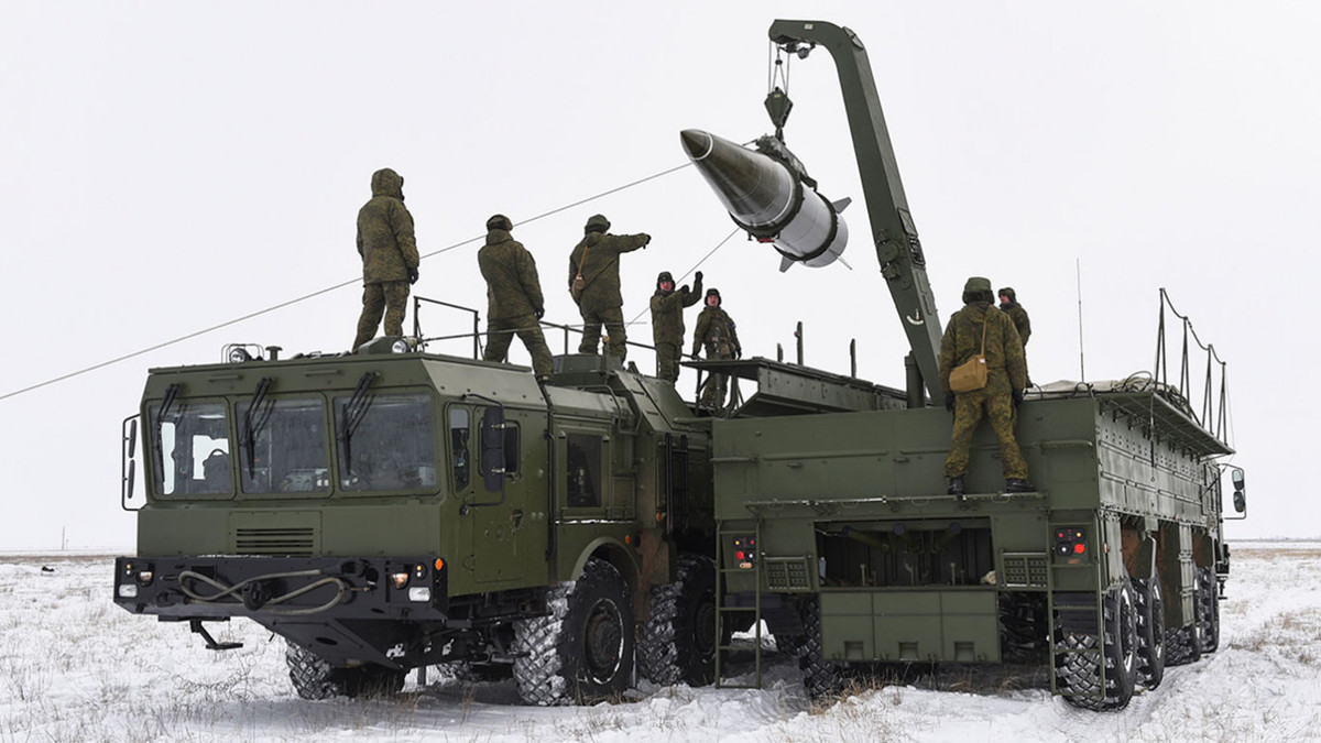 Tuyên bố của quân đội Nga cũng phù hợp với tình trạng được phía Ukraine đưa tin hôm 25/2. Trong khi thực hiện các cuộc tấn công chính xác trên toàn lãnh thổ, quân đội Nga đã không tiến nhanh, chờ lực lượng không quân và tên lửa đảm bảo ưu thế trên không và suy giảm sự kháng cự của quân đội Ukraine, Quân đội Nga mới tiến công.