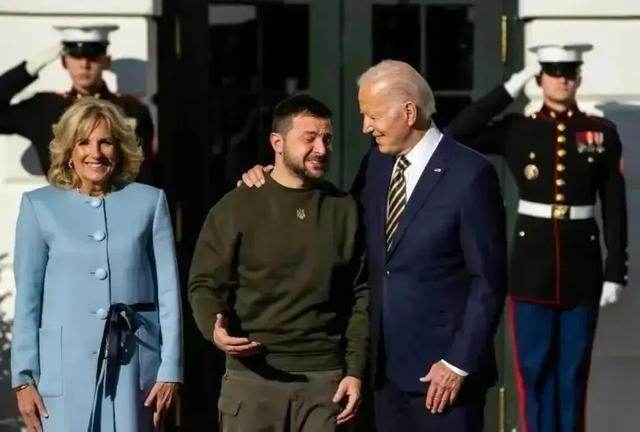 Bởi ngày 21/7, Tổng thống Biden, người kiên quyết ủng hộ cuộc chiến “đến người cuối cùng” của Ukraine, đã tuyên bố sẽ rút khỏi chiến dịch tái tranh cử. Trong khi đó vào ngày 19/7, Tổng thống Zelensky "chủ động” gọi điện chúc mừng ứng viên Trump của Đảng Cộng hòa.