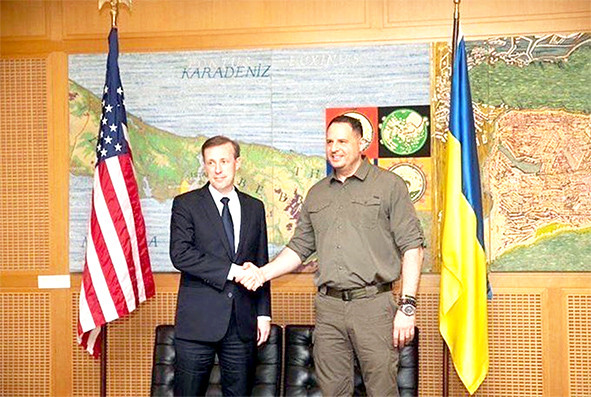 Nhưng thời thế đã thay đổi, chỉ hai tháng sau, khi ông Blinken chuẩn bị ra đi, thì Tổng thống Zelensky ngừng trả lời điện thoại và Ngoại trưởng Kuleba phớt lờ ông Blinken, khi ông Kuleba “đang bận thực hiện chuyến thăm khẩn cấp tới Trung Quốc”. Vì vậy, ông không còn cách nào khác là ông Blinken phải gọi cho Chánh văn phòng Phủ Tổng thống Ukraine. (Nguồn ảnh: CNN, Reuters, Southfront.press, Ukrinform).