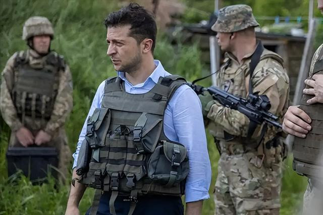 Mặc dù Quân đội Ukraine vẫn đang nỗ lực ngăn chặn cuộc tấn công của Nga, nhưng việc Quân đội Nga tiến lên đều đặn, cho thấy tinh thần của Quân đội Ukraine đang rất thấp. Trên thực tế, trong hai ngày qua, không chỉ các binh sĩ tiền tuyến của Quân đội Ukraine có tâm trạng sa sút, mà ngay cả tư lệnh tối cao của Quân đội Ukraine, bản thân Tổng thống Zelensky, cũng không có tâm trạng cao.