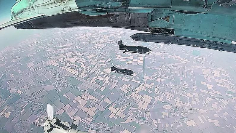 Lý do bất lợi cho Quân đội Ukraine xâm nhập vào Kursk, đó là họ không có ưu thế về không quân và không có nguồn cung cấp hậu cần. Nói một cách thẳng thắn, điều đó có nghĩa là đưa người đi xa ngàn dặm vào đất địch, điều này không được khuyến khích về mặt quân sự.