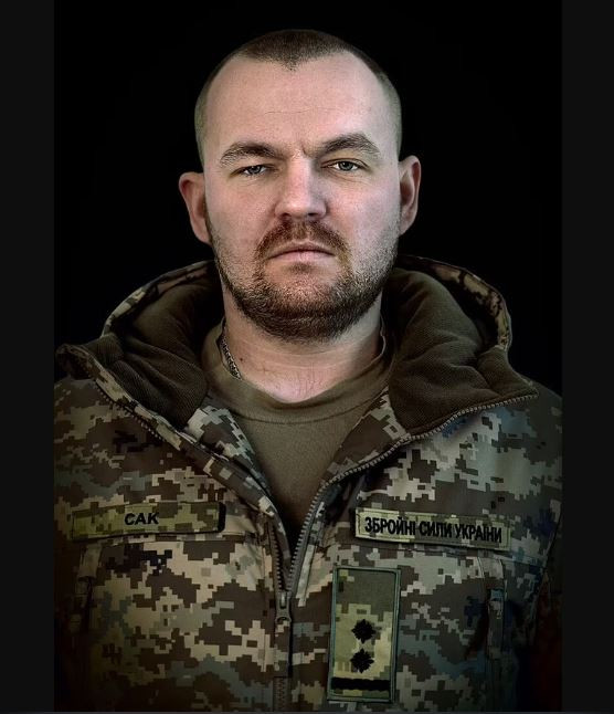 Theo tờ Telegraph đưa tin, trước khi được bổ nhiệm vào vị trí Lữ đoàn trưởng Lữ đoàn bộ binh cơ giới 47, Trung tá Sak chỉ huy một tiểu đoàn thuộc Lữ đoàn bộ binh cơ giới độc lập 93 “Kholodny Yar”, và sau đó trở thành chỉ huy lữ đoàn trẻ nhất (28 tuổi) của Quân đội Ukraine (ảnh Trung tá Oleksandr Sak. Nguồn Mail). 