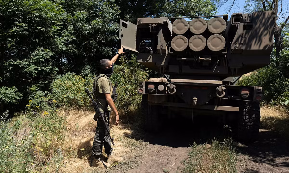 Gần như ngay từ khi bắt đầu kiểm soát khu vực Kherson phía tây sông Dnieper, Quân đội Ukraine đã sử dụng nhiều loại pháo, trong đó có bệ phóng pháo phản lực đa nòng HIMARS, để chế áp các mục tiêu của Quân đội Nga tại phía đông sông Dnieper (khu vực Kherson). 