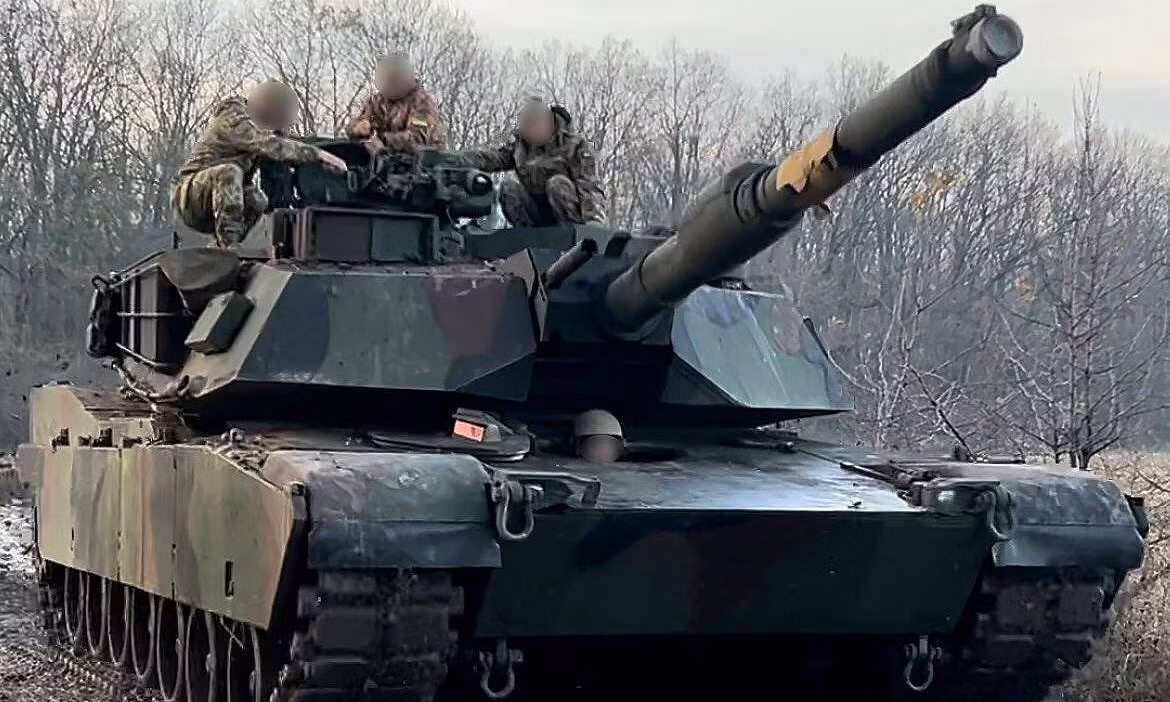 Tình hình hiện tại của Quân đội Ukraine khá tệ và viện trợ quân sự của NATO chưa phát huy tác dụng. Vào ngày 17/9, trên hướng mặt trận Pokrovsk, Quân đội Nga đã thu giữ một chiếc xe tăng M1A1SA Abram do Mỹ viện trợ vẫn được bọc giáp phản ứng nổ (ERA) bị Quân đội Ukraine bỏ lại.