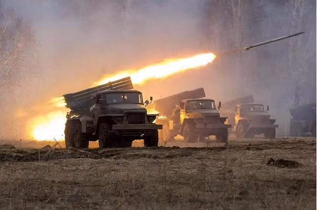 Cuộc xung đột Nga-Ukraine ngày thứ 946 và tình hình chiến sự bắt đầu có lợi rõ ràng cho Nga. Các hoạt động của Quân đội Ukraine ở khu vực Kursk chỉ có thể dẫn đến thất bại. Sau khi ổn định được chiến tuyến ở khu vực Kursk, Quân đội Nga bắt đầu phản công. Khi mùa đông đang đến gần, cuộc tấn công của Nga sẽ ngày càng trở nên ác liệt hơn!