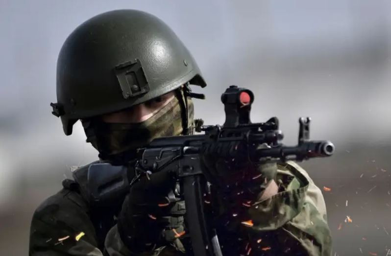 Các trận đánh ác liệt vẫn diễn ra trong phạm vi thành phố Volchansk. Các đơn vị của Nga đã tiến tới khu vực trung tâm thành phố và đang tấn công một dãy nhà 9 tầng. Để cản trở bước tiến của quân Nga, quân Ukraine vẫn dựa vào các khu nhà kiên cố, tổ chức thành các trận địa phòng ngự.