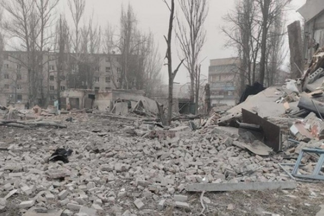 Theo những người lính Ukraine, trước đây họ chưa bao giờ gặp phải chiến thuật như vậy của quân Nga. Đầu tiên là quân Nga pháo kích rất mạnh và thả bom lượn có điều khiển rất chính xác, dưới sự chỉ điểm của UAV bay cả ngày lẫn đêm.