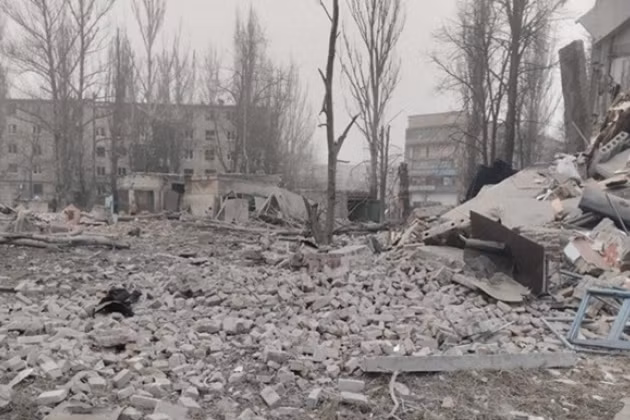 Theo những người lính Ukraine, trước đây họ chưa bao giờ gặp phải chiến thuật như vậy của quân Nga. Đầu tiên là quân Nga pháo kích rất mạnh và thả bom lượn có điều khiển rất chính xác, dưới sự chỉ điểm của UAV bay cả ngày lẫn đêm.