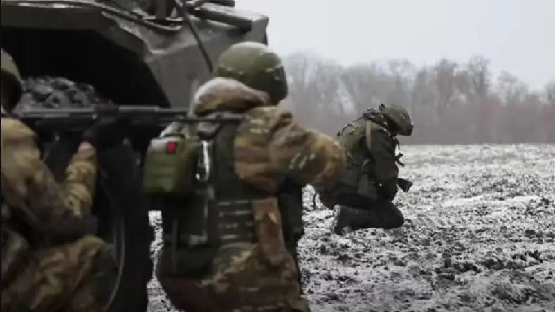 Quân Nga sau khi chiếm được vị trí mới, sẽ ngay lập tức đưa đến những hỏa khí có sức mạnh tấn công và nhanh chóng xây dựng những công sự vững chắc. Thật không may, đây không phải là trường hợp của chúng tôi, một lính Ukraine than thở.