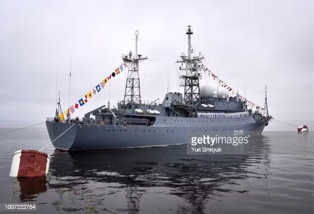 Theo thông tin từ truyền thông Nga, tàu trinh sát Vasily Tatishchev của Hải quân Nga, đang hướng về phía đông. Đây là con tàu không được trang bị vũ khí tấn công, ngoại lệ duy nhất là pháo phòng không; hải trình của con tàu này bị giám sát chặt chẽ, không chỉ bởi các tàu của NATO, mà còn cả máy bay tuần tra. 