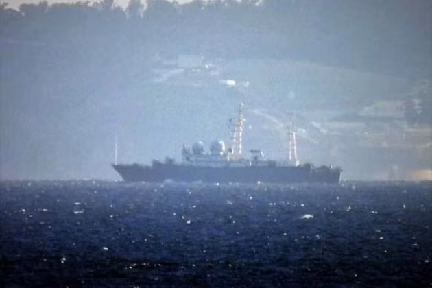 Còn cách đây vài giờ, tàu trinh sát của Hải quân Nga Vasily Tatishchev đã đi qua eo biển Gibraltar và tiến vào vùng biển Địa Trung Hải. Được biết tàu trinh sát trên của Nga, được trang bị số lượng lớn thiết bị tác chiến và chế áp điện tử, đã tiến vào khu vực triển khai của một nhóm tấn công tàu sân bay Mỹ.