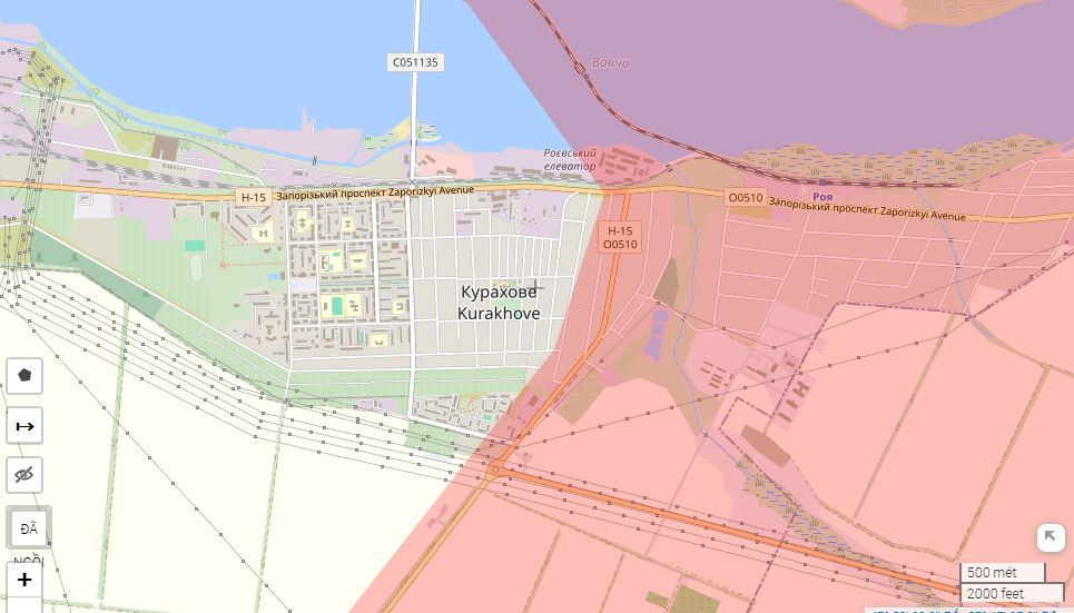 Trước đó có tin quân Nga đã giương cờ ở trung tâm thành phố; dù thông tin chưa được kiểm chứng, nhưng có thể khẳng định, giao tranh đã tới khu vực này của Kurakhove. Hiện đang diễn ra các trận đánh ở khu trung tâm thương mại và một phần tòa nhà nhiều tầng đã nằm dưới sự kiểm soát của Nga.