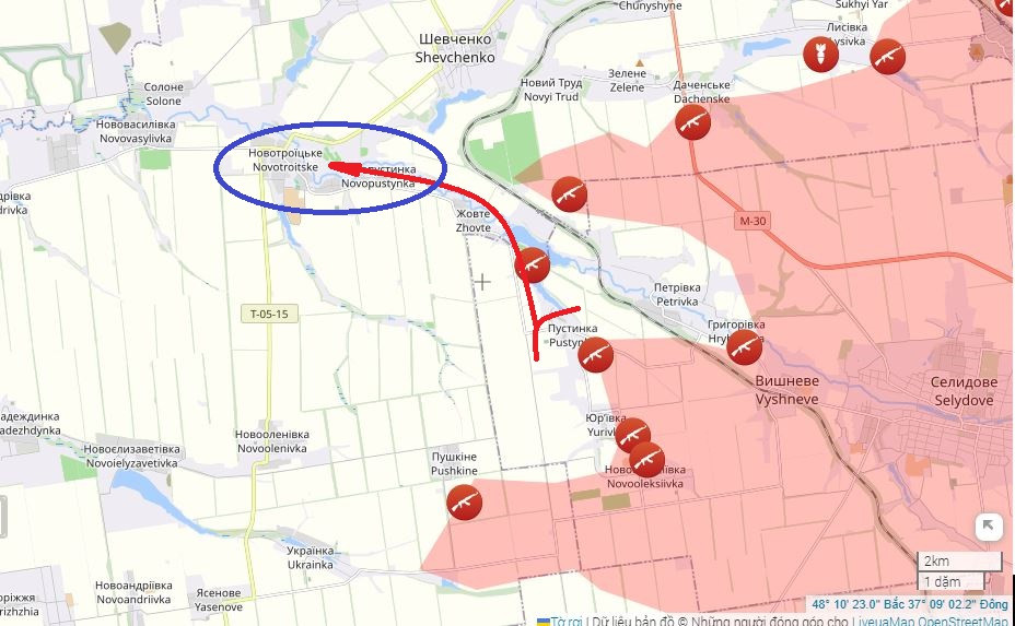 Chưa dừng lại ở đó, quân Nga tiếp tục tiến về phía tây bắc làng Pustynka, tới thẳng làng Zhovte, giành quyền kiểm soát một đoạn đường sắt. Như vậy là còn khoảng 4 km nữa là Cụm quân Trung tâm của Nga sẽ đến tiếp cận được làng Novotroitskoye, nơi có trục đường T0515 chạy qua.