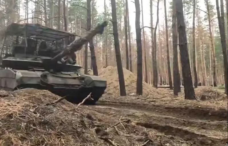 Việc chiếm được làng Pustynka là đầu cầu để Cụm quân Trung tâm có cơ hội chiếm làng Novotroitskoye, như vậy họ sẽ có cơ hội kiểm soát một phần con đường T-0515 chạy qua ngôi làng này. Lực lượng Vũ trang Ukraine xác nhận việc mất đường T0515 sẽ khiến tình hình sẽ còn tồi tệ hơn. (Nguồn ảnh: Topwar, Ukrinform, Liveuamap, Rvvoenkory).