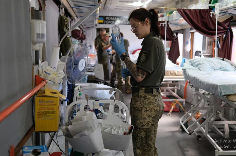 Hầu hết các cơ sở y tế của Quân đội Ukraine ở Donbass hiện không có đủ giường để tiếp nhận những người bị thương, nên những người bị thương này phải được vận chuyển bằng tàu đặc biệt đến các bệnh viện ở các tỉnh khác trên đất nước.