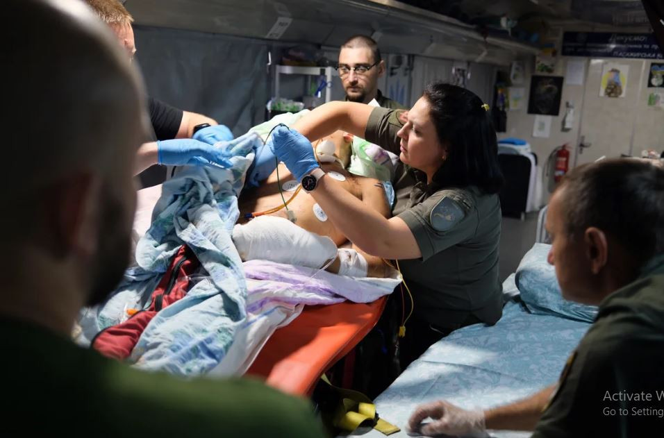 Nhiều phương tiện truyền thông phương Tây, trong đó có hãng tin CNN của Mỹ, đã đến thăm đoàn tàu chở đầy quân Ukraine bị bất tỉnh, bị thương nặng; những đoàn tàu này cũng trở thành “bệnh viện trên đường ray”. 