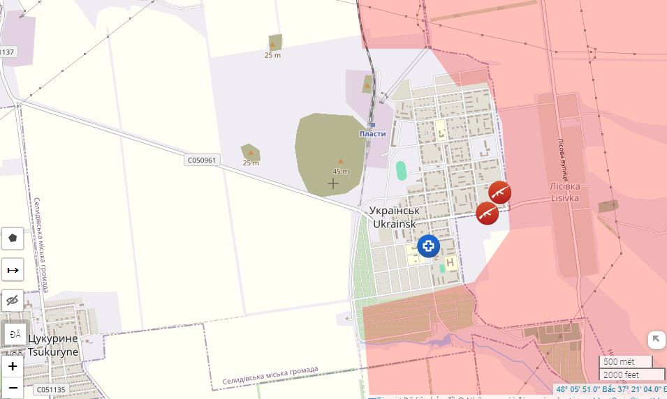 Ngoài ra, quân Nga còn hình thành vòng vây bằng nhiều trận địa hỏa lực theo hướng thành phố Pokrovsk. Quân Nga thường bao vây các khu dân cư do quân Ukraine chiếm đóng từ ba phía, sau đó tập trung hỏa lực vào phía trong, buộc quân Ukraine phải rút chạy.