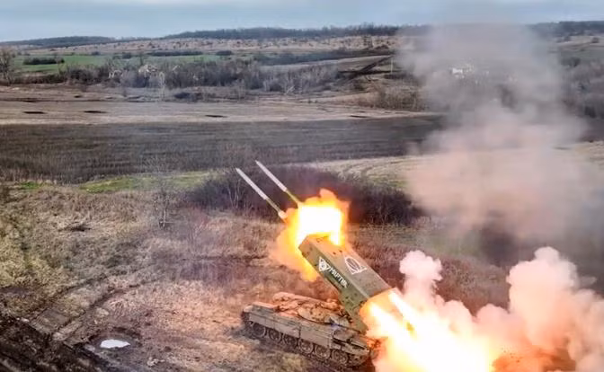 Ở mặt trận này, Quân đội Nga có ít nhất 11 điểm tấn công. Các khu vực phòng thủ của Quân đội Ukraine không những bị cắt đứt, phân tán mà thậm chí còn bị quân Nga nhiều lần chọc thủng do sơ hở, khi Quân đội Ukraine thay đổi cách phòng thủ tại các “khớp nối” của khu vực phòng thủ.