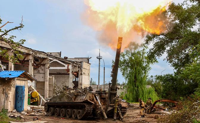 Có thể nhận thấy rằng, hình thái chiến trường của Quân đội Nga theo hướng này là tương đối cố định. Thông thường, trước khi tiến hành tấn công mặt đất, Quân đội Nga sẽ tiến hành chuẩn bị hỏa lực pháo binh quy mô lớn vào các vị trí của Quân đội Ukraine trong vài ngày đến vài tuần. Trong khi UAV trinh sát liên tục bay trên đầu khu vực mục tiêu để trinh sát, sửa bắn. 