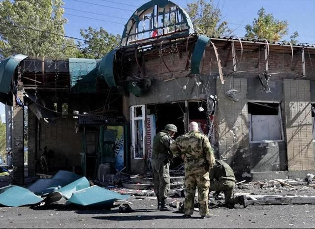 Dưới áp lực của quân Nga, Quân đội Ukraine chỉ có thể áp dụng chiến lược củng cố các lớp phòng thủ, không ngừng tìm cơ hội gây sát thương cho các phân đội bộ binh Nga, sau đó câu giờ cho lực lượng phòng thủ phía sau, hy vọng tiếp tục trì hoãn và làm chậm bước tiến của quân Nga, nhằm kéo thời gian Quân đội Nga vào thời kỳ mùa thu đông. Nói một cách đơn giản, đó là “trì hoãn và chờ đợi sự thay đổi”.