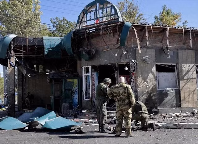 Dưới áp lực của quân Nga, Quân đội Ukraine chỉ có thể áp dụng chiến lược củng cố các lớp phòng thủ, không ngừng tìm cơ hội gây sát thương cho các phân đội bộ binh Nga, sau đó câu giờ cho lực lượng phòng thủ phía sau, hy vọng tiếp tục trì hoãn và làm chậm bước tiến của quân Nga, nhằm kéo thời gian Quân đội Nga vào thời kỳ mùa thu đông. Nói một cách đơn giản, đó là “trì hoãn và chờ đợi sự thay đổi”.