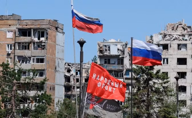 Tính đến tối ngày 25/7, Quân đội Nga đã bao vây một đại đội Ukraine từ cả hai phía đường Ulchia-Sedova và Đại lộ Tiến bộ. Khi quân Ukraine bị bao vây, chỉ còn lại 500 mét cuối cùng từ trận địa phòng ngự duy nhất ở vùng ngoại ô thị trấn. Vì vậy có thể khẳng định, Quân đội Ukraine đã mất quyền kiểm soát thị trấn Krasnogorovka.