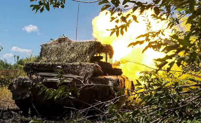 Sau đó thê đội 2 làm nhiệm vụ đột kích, xung phong đánh chiếm mục tiêu sẽ bước vào chiến đấu, dưới sự chi viện liên tục của pháo binh và UAV FPV. Sau khi hoàn thành đánh chiếm mục tiêu, quân Nga có thể rút lui hoặc tăng quân để chuyển sang phòng ngự, hoặc tiếp tục truy kích sâu hơn vào khu vực phòng thủ của Ukraine.