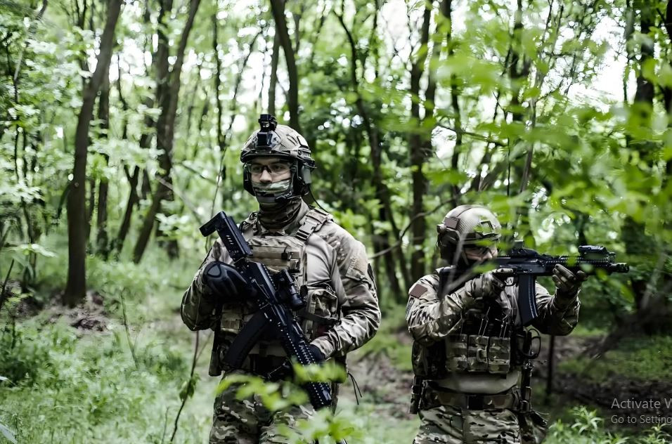 Từ sáng 24/7 đến rạng sáng 25/7, Quân đội Nga lần đầu tiên tiếp tục tiến nhanh về phía tây theo hướng Progress, đồng thời liên tục cử các đội trinh sát vũ trang tiến sâu vào vành đai rừng phía tây làng Ivanivka để tấn công. Các vị trí chiến hào và điểm hỏa lực của Quân đội Ukraine đã được đánh dấu, UAV FPV và pháo binh được quân Nga sử dụng để phá hủy các công sự phòng thủ của Ukraine.