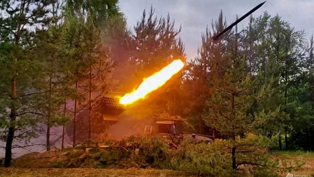 Hơn nữa, điều còn tồi tệ hơn đối với Quân đội Ukraine là họ không chỉ thiếu quân tại các điểm chốt chiến đấu, mà còn không có quân ở các thị trấn lớn và các cứ điểm hỗ trợ phòng thủ quan trọng. Kể từ ngày 25/7, Lữ đoàn bộ binh cơ giới số 5 và 110 của Nga đã phát động một cuộc tấn công ác liệt vào góc tây bắc thị trấn Krasnogorovka. 