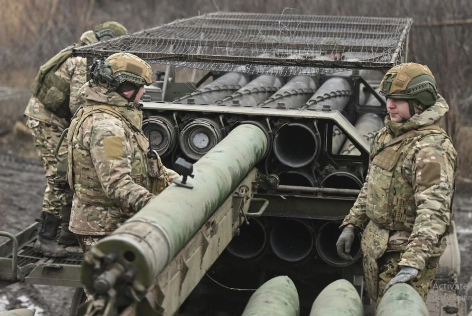 Trong khi đó, tờ thời báo tài chính Financial Times của Anh đưa tin, quân Nga đang tiến về vùng Dnipropetrovsk, có thể bỏ qua trận đánh đô thị dữ dội với AFU, dự kiến sẽ xảy ra ở Pokrovsk. Kể từ mùa hè năm 2024, AFU đã chuẩn bị cho trận quyết chiến với RFAF trong nội đô Pokrovsk bằng cách tăng cường thêm quân và củng cố công sự, vật cản tại đây.