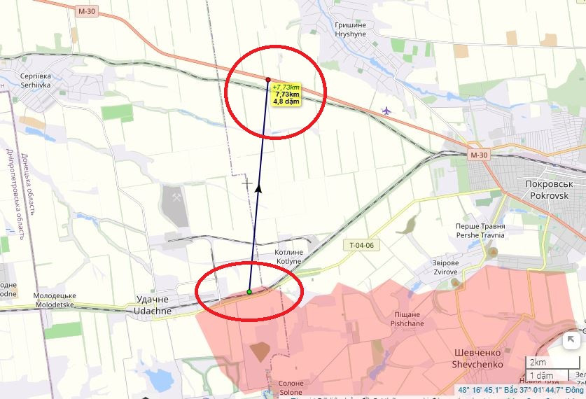 Tuy nhiên, như Financial Times nhận định, dường như trái với tính toán của Kiev, quân Nga phát triển từ phía nam Pokrovsk, lại đang tiến về phía tây Pokrovsk. Theo bản đồ chiến sự Liveuamap, hiện đơn vị xung kích của Nga chỉ cách đường cao tốc M30, chạy từ Pokrovsk đến vùng Dnipropetrovsk, chưa đầy 8 km.