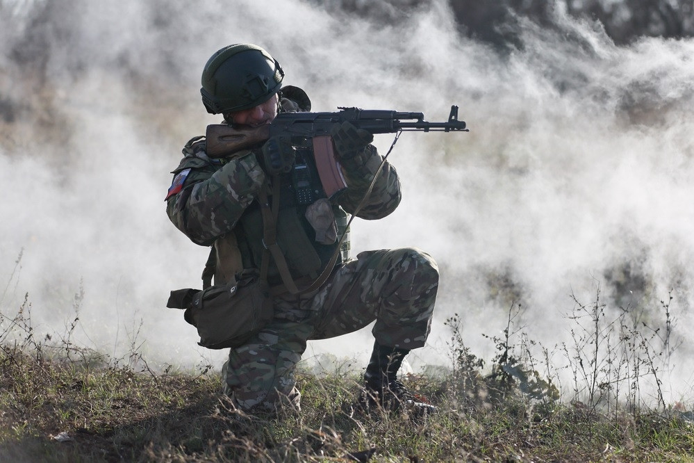 Hơn nữa, cuộc xung đột hiện nay giữa Nga và Ukraine, sắp tới có thể tiến hành đàm phán. Chỉ cần Nga hoàn thành việc bao vây làng Pokrovsk và cắt đứt nguồn cung cấp hậu cần, thì pháo đài chiến lược này, có thể trở thành một con bài mặc cả trên bàn đàm phán.