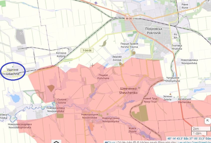 Quân đội Nga vốn nổi với chiến thuật “làm mềm chiến trường”, nhưng họ đã bắt đầu triển khai chiến thuật mềm dẻo hơn, đó là tránh chỗ mạnh, đánh vào chỗ yếu. Quan sát bản đồ Liveuamap của Lầu Năm góc cho thấy, trong những ngày đầu năm 2025 này, RFAF đã áp sát Udachne, cắt trục đường T0406. Vậy Ukraine làm sao có thể không lo lắng về điều này? 