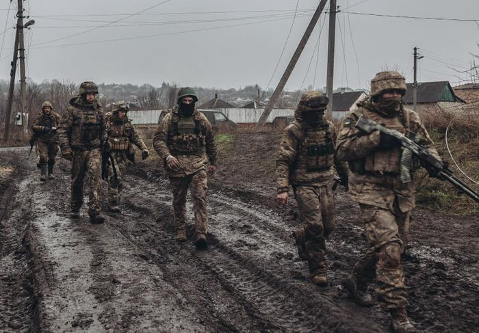 Tuy nhiên Quân đội Ukraine (AFU) đã bố trí hàng chục lữ đoàn phòng thủ Pokrovsk, biến khu vực này thành một tập đoàn cứ điểm hùng mạnh. Đặc biệt là khu vực phía đông bắc của thành phố, AFU đã bố trí những bãi mìn dày đặc; nếu quân Nga muốn tiến qua đó, e rằng sẽ gây tổn thất lớn cho họ.