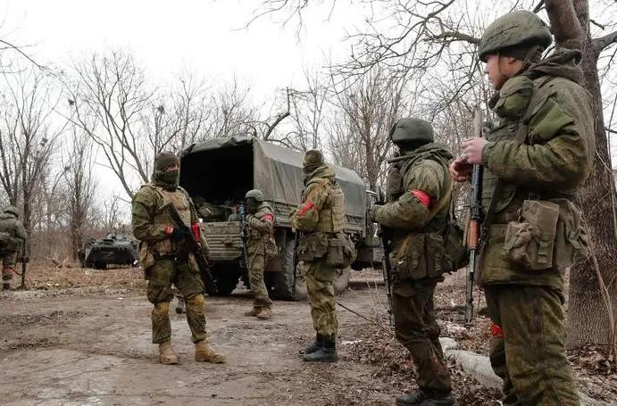 Nhưng dù chọn phương án nào, có thể thấy RFAF đã bắt đầu điều chỉnh chiến lược tấn công. Họ không tấn công thằng vào thành phố như trước, mà bắt đầu sử dụng các đường vòng chiến lược, chặn các nút tiếp tế hậu cần cho quân phòng thủ Ukraine, ở trong và ngoài Pokrovsk.