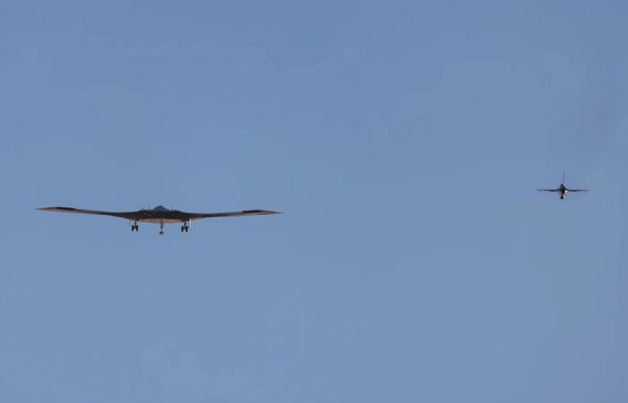 Về vấn đề này, các chuyên gia Nga dường như không đồng tình với việc Mỹ khoe khoang về máy bay ném bom B-21. Theo hãng tin Sputnik/Nga ngày 15/12, dẫn lời ông Alexander Mikhailov, chuyên gia quân sự kiêm Giám đốc Cục Phân tích chính trị quân sự của Nga cho biết, máy bay B-21 của Mỹ không có khả năng qua mặt với loại radar sóng mét của Nga và Trung Quốc.