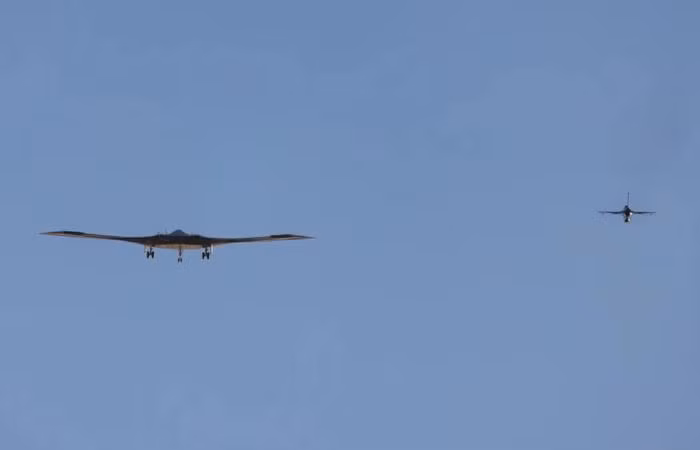 Về vấn đề này, các chuyên gia Nga dường như không đồng tình với việc Mỹ khoe khoang về máy bay ném bom B-21. Theo hãng tin Sputnik/Nga ngày 15/12, dẫn lời ông Alexander Mikhailov, chuyên gia quân sự kiêm Giám đốc Cục Phân tích chính trị quân sự của Nga cho biết, máy bay B-21 của Mỹ không có khả năng qua mặt với loại radar sóng mét của Nga và Trung Quốc.